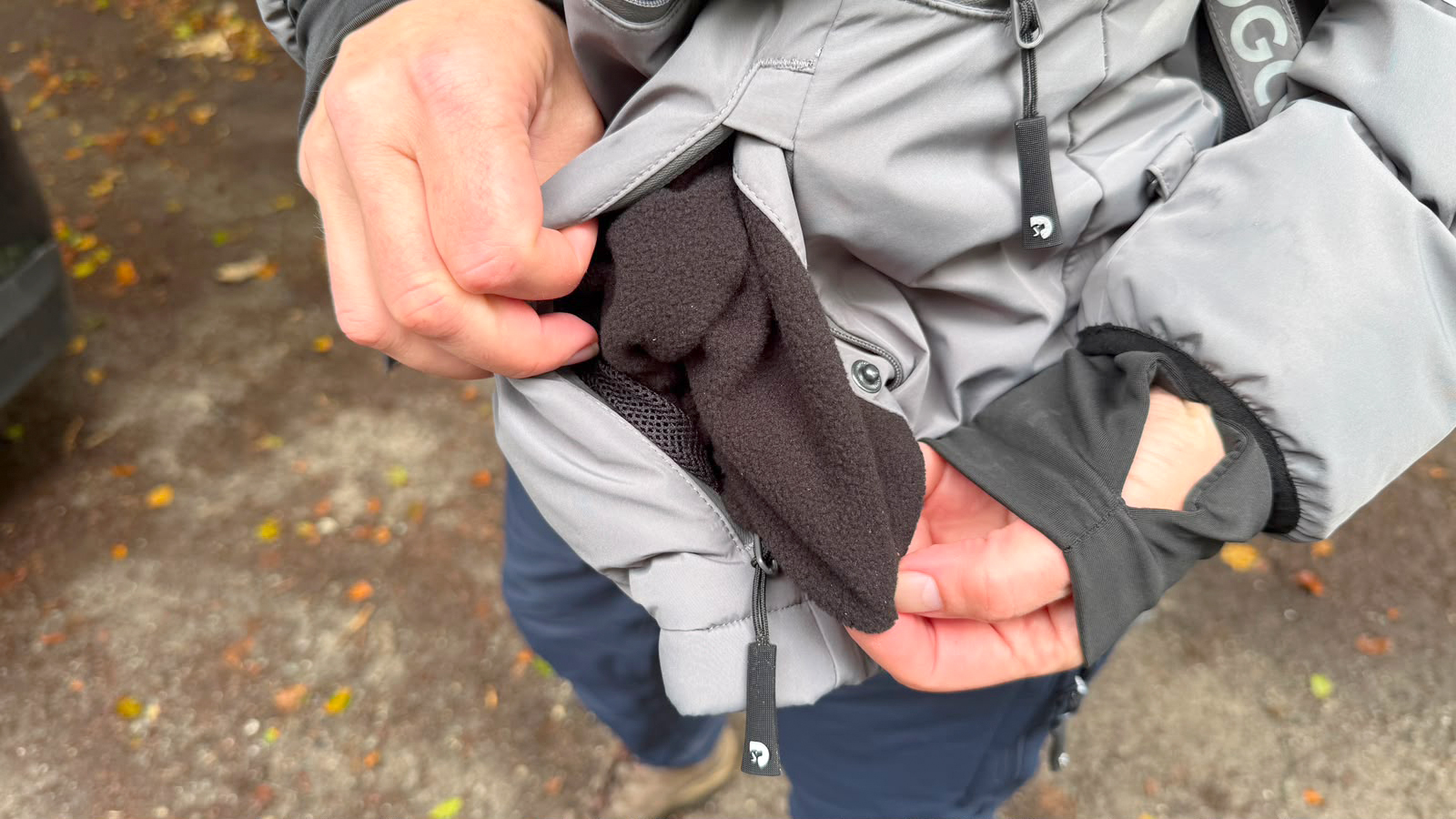 Mit Fleece gefütterte Taschen.